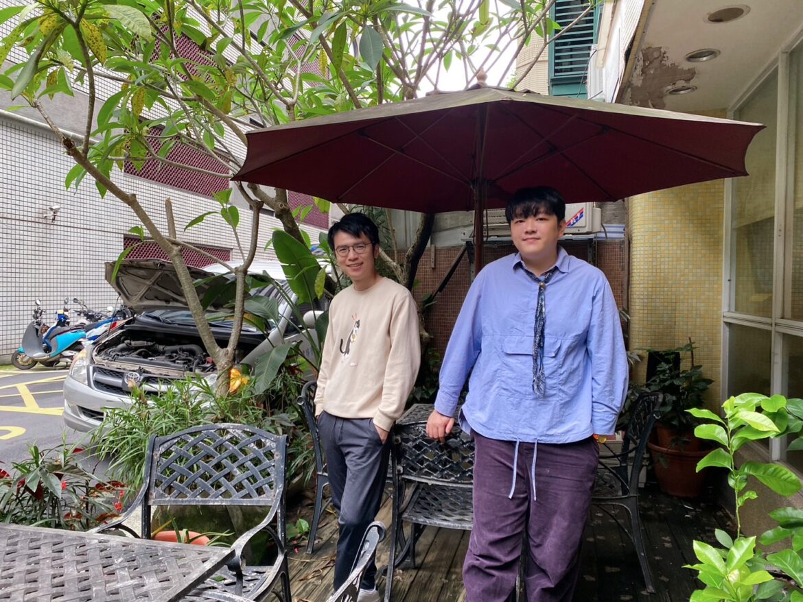 楊富閔(左)與周紘立(右)為大學同窗,六月一日將以「夢、女力與文青——我們的臺南/臺北家族書寫」為主題在臺南美術館進行雙城對談。圖片由聯合文學基金會提供