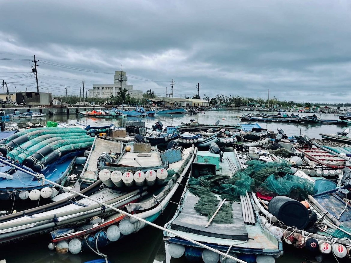 蘆竹溝港內滿是翻覆堆疊的膠筏