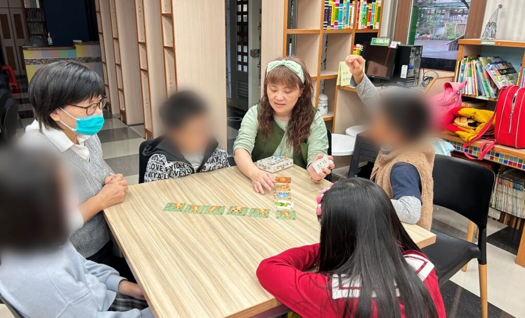 弱勢孩子們與諮商師進行桌遊諮商。