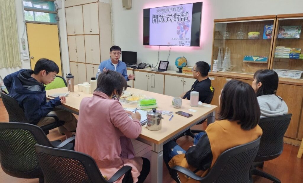 中和國小教師成長工作坊，志工老師定期聚會學習，彼此分享困難及解決方法，互相鼓勵。