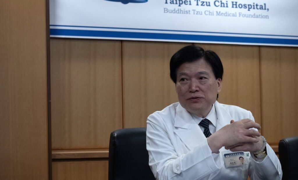 台北慈濟醫院以「全人醫療」為核心理念，提供身心靈整合照護，榮獲第二屆聯經人文企業獎「社會關懷獎」典範獎。院長趙有誠