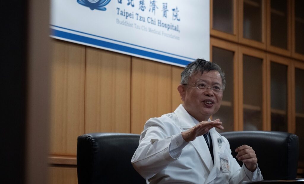 副院長徐榮源感性的表示：「慈濟是一家賺『愛』的醫院」。