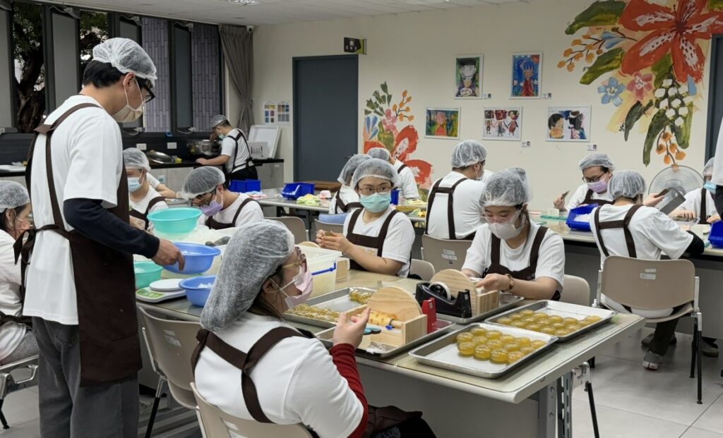 明倫工坊為首間設於社會住宅內的日間作業場所，提供身心障礙者安全學習與社區接觸的機會。