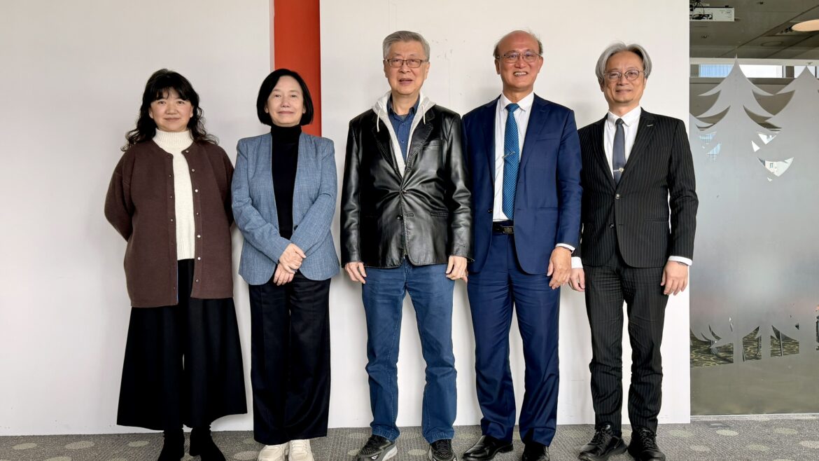 第三屆聯經「人文企業獎」評審團由願景工程基金會陳冲董事長 (中) 擔任評審召集人，邀集國家發展委員會彭立沛副主委 (右一)、前教育部次長林騰蛟教授 (右二)、文化部李靜慧次長 (左一)、農業部杜文珍次長 (左二) 擔任評審委員。圖 / 聯經出版提供