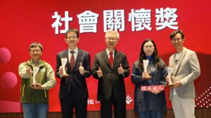 第三屆「人文企業獎」社會關懷典範獎得主：基督教芥菜種會、統一超商、頒獎人陳冲董事長、中華捐血運動協會、唐氏症基金會。圖 / 聯經出版提供