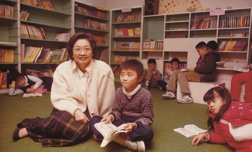 視聽圖書館著重在兒童教育和音樂文化兩大部分。圖為簡靜惠女士以及喜歡閱讀的孩子們。圖/洪建全基金會提供