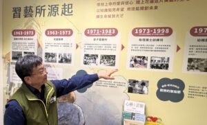 在基督教芥菜種會的習藝所介紹牆前，李肇家執行長分享了他的初衷：「當照顧者重新站穩腳步，家庭裂縫就更有修復的力量。」（圖/聯經人文企業獎）