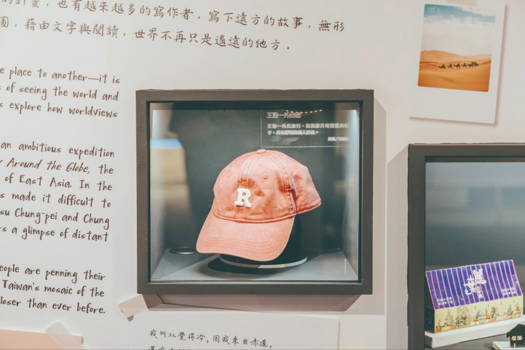 王浩一的招牌紅色帽子。