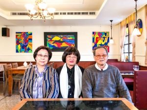 黃夫人、季季、黃春明與明星咖啡館留影（照片提供｜明星開咖啡館）