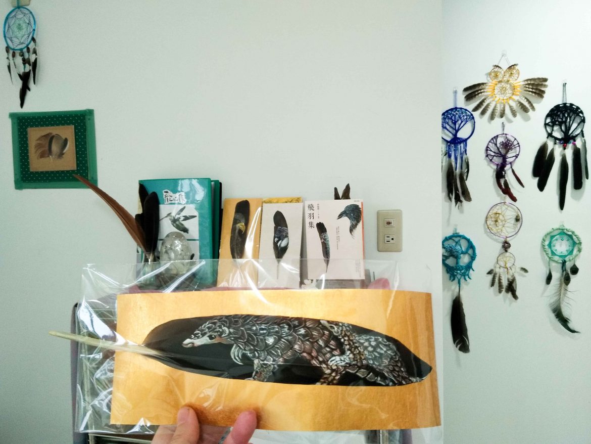 預計十一月出國交流的台灣穿山甲羽毛畫