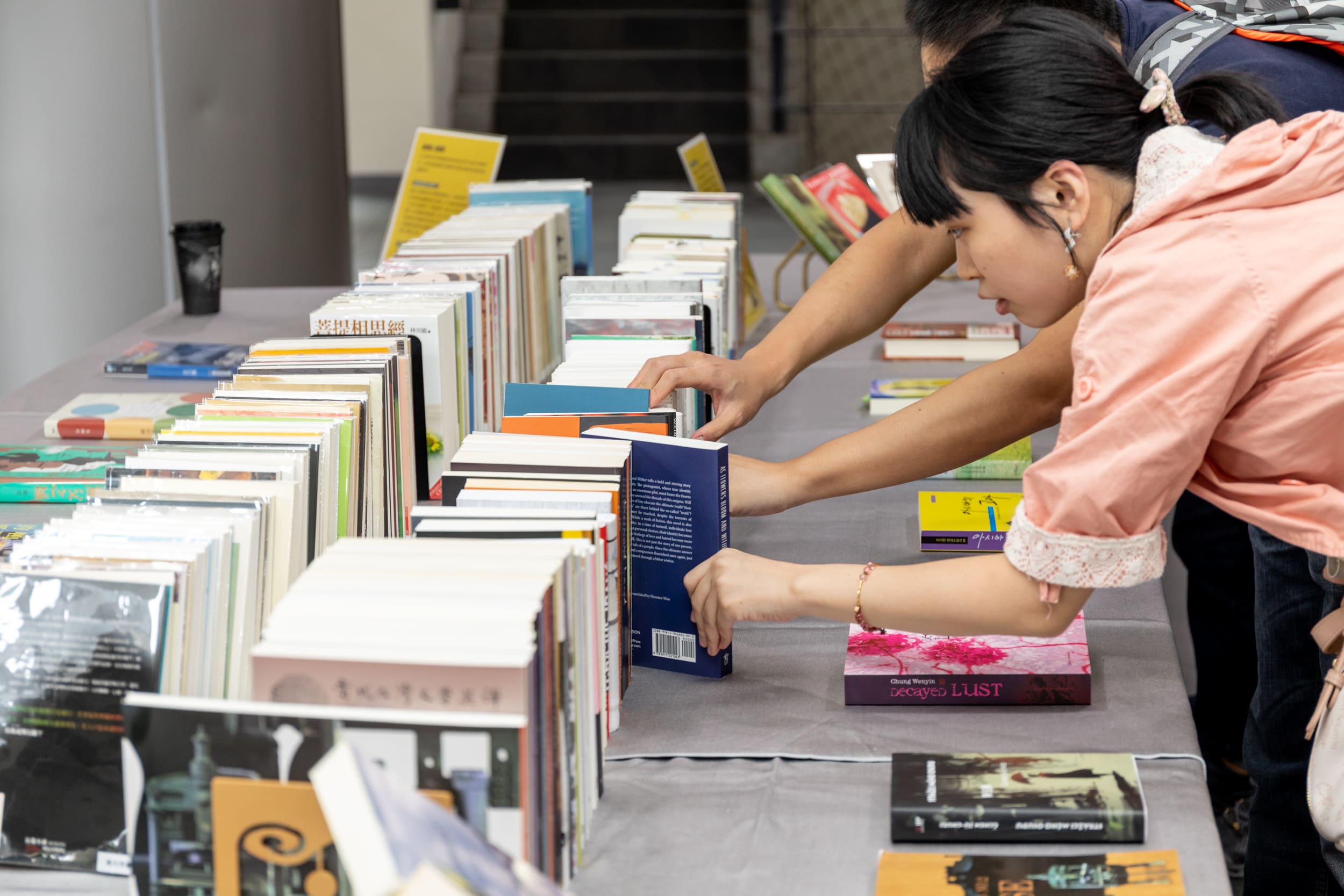 論壇小書展，展出國藝會質量豐厚的長篇小說補助成果及臺文館推動文學外譯出版之圖書。（國藝會提供，黃湧恩攝影）